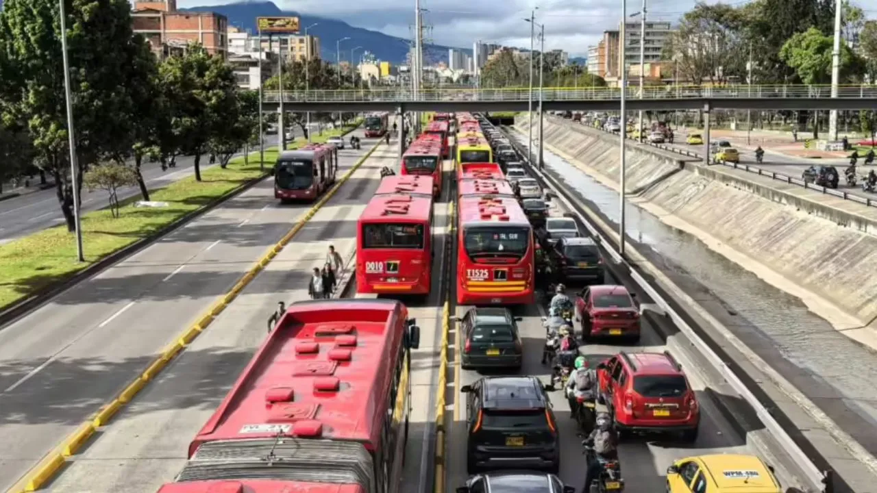 Caos en Bogotá por la falla mecánica de un bus de TransMilenio en la Caracas con 72 Imagen principal