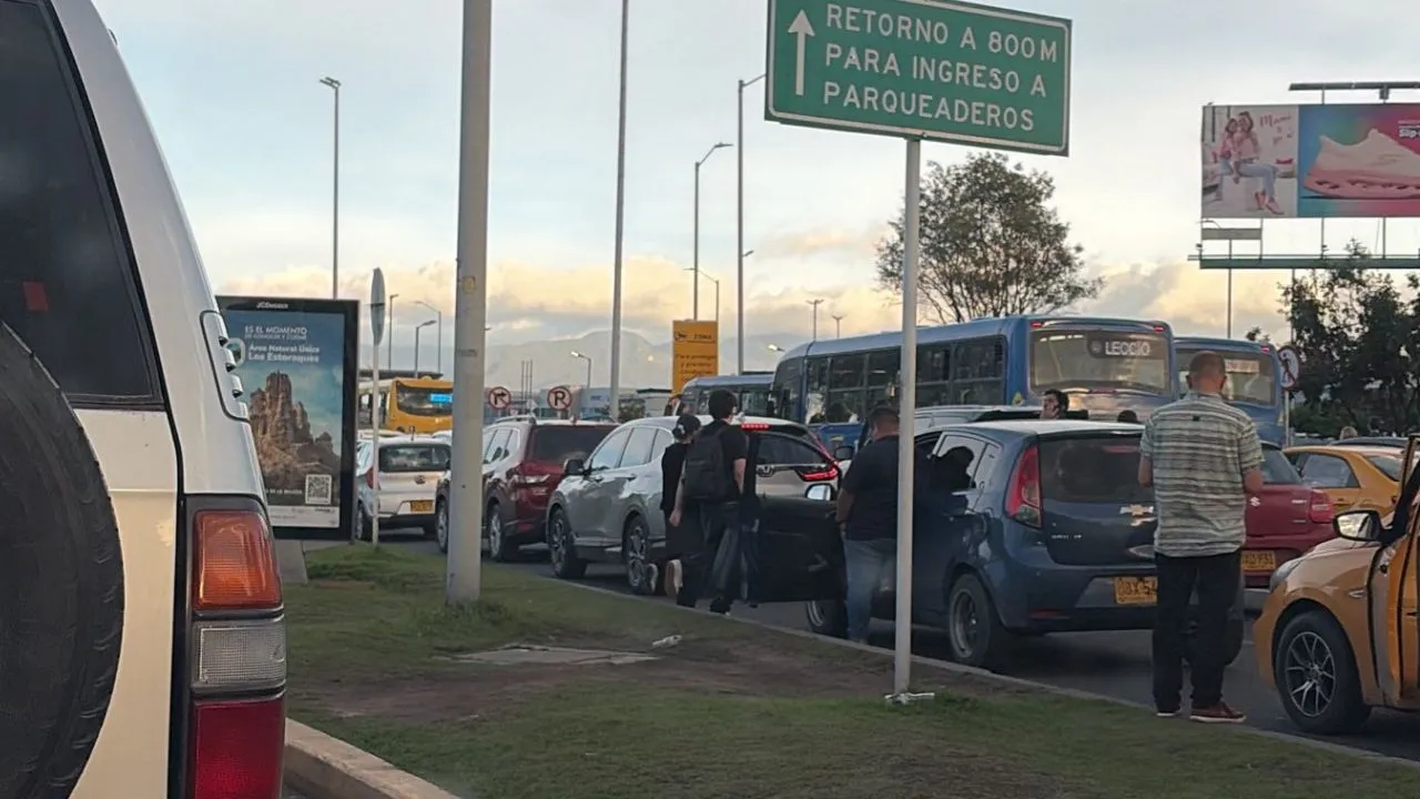 Caos en la calle 26 hoy en Bogotá aeropuerto El Dorado Caos hoy en Bogotá: calle 26, TransMilenio en Suba y la carrera séptima, colapsados