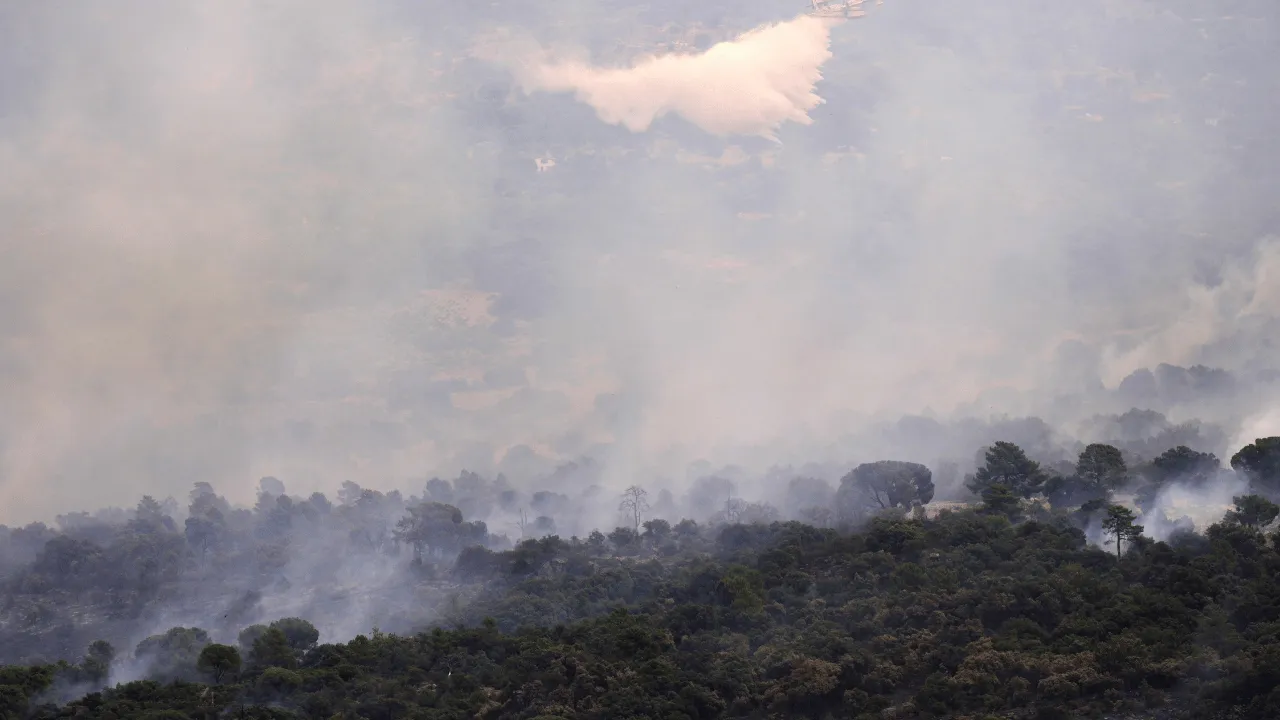 Casi 270.000 evacuados por los incendios en España y Francia. Incendios en España y Francia dejan casi 270.000 evacuados: Madrid vive el "peor de la historia"