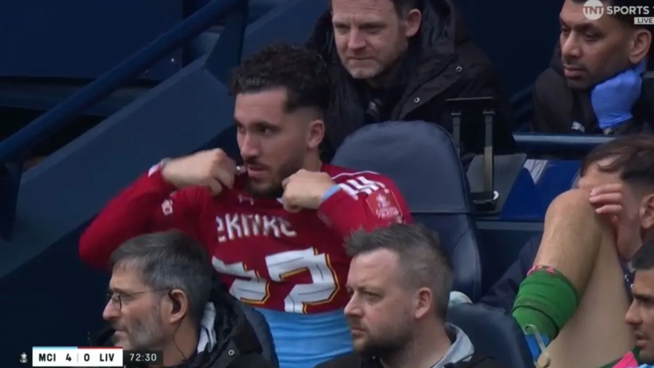 Cherki Divertido momento | Jugador del City se puso la camiseta del Liverpool en pleno partido