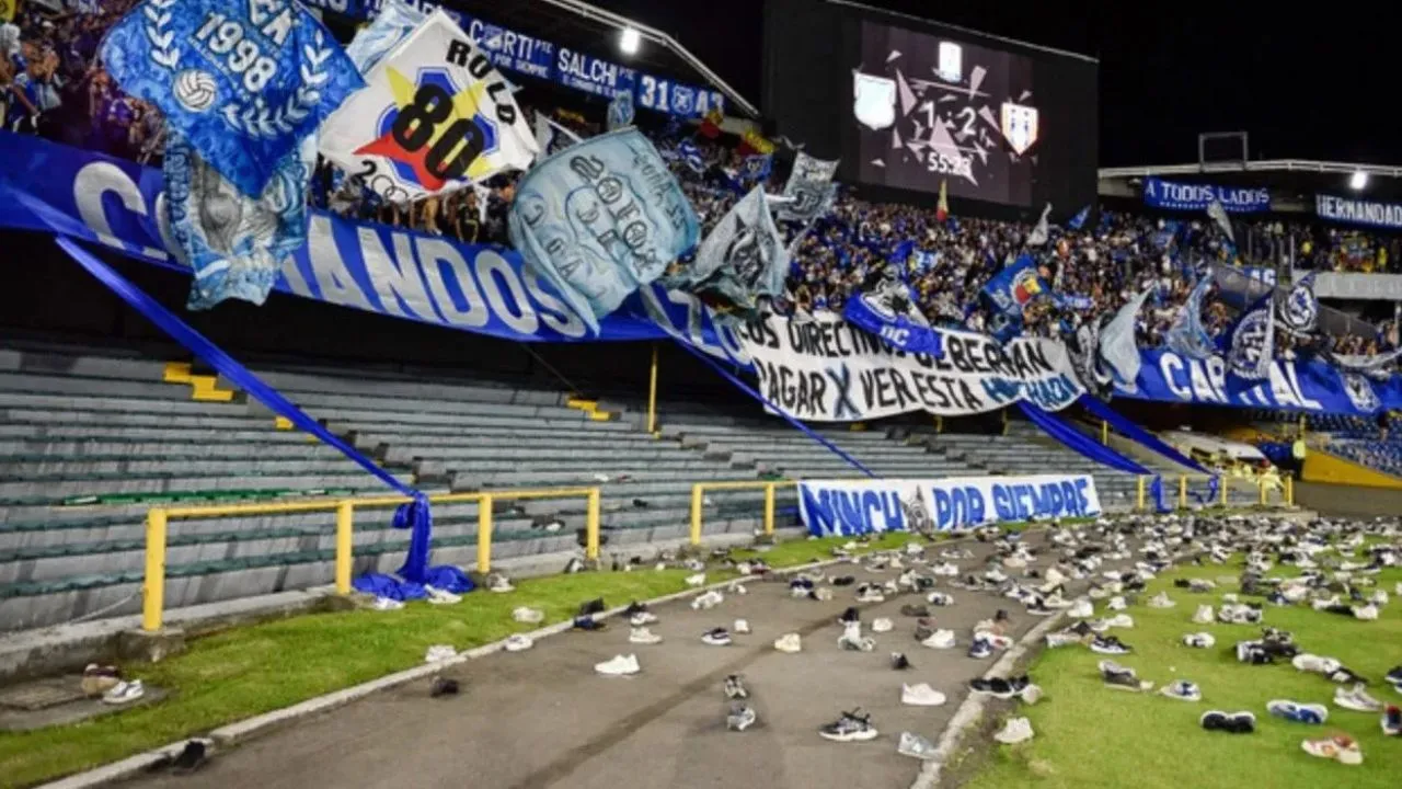 Cientos de tenis fueron lanzados a la cancha de El Campín por hinchas de Millonarios Imagen principal