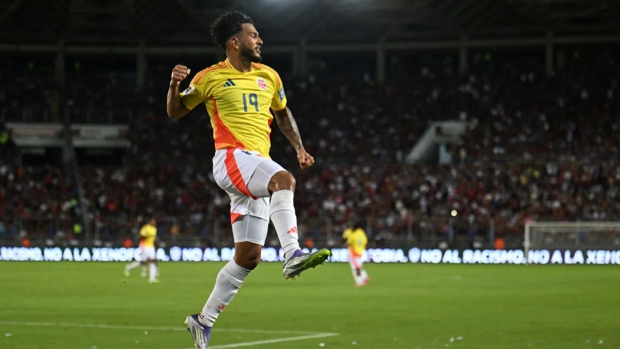 Luis Suárez celebra el tercer gol de Colombia contra Venezuela el 9 de septiembre. Imagen principal