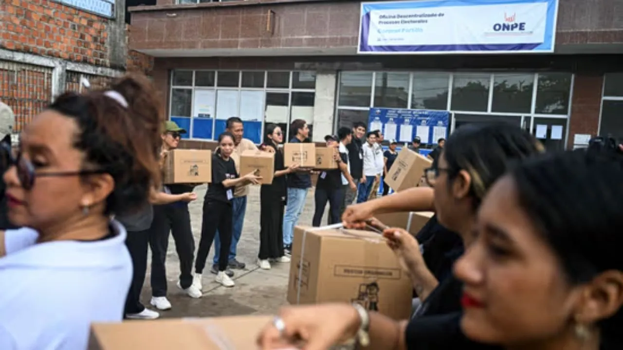 Comicios en Perú Perú prolonga votación luego de caos que impidió sufragar a miles: ¿es la primera vez que pasa?