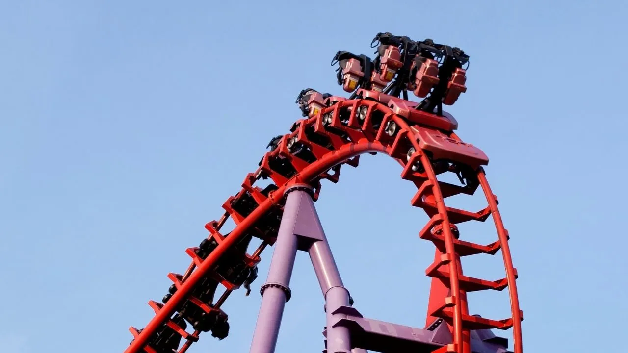 Cortocircuito en montaña rusa dejó a dos hombres atrapados a más de 30 metros