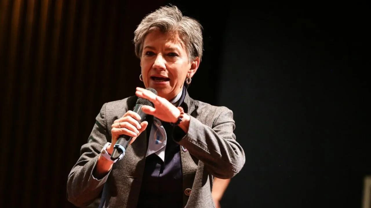 Denuncian a Claudia López ante el CNE por publicar sondeos. Radican denuncia contra Claudia López por compartir estudios de intención de voto pese a restricción