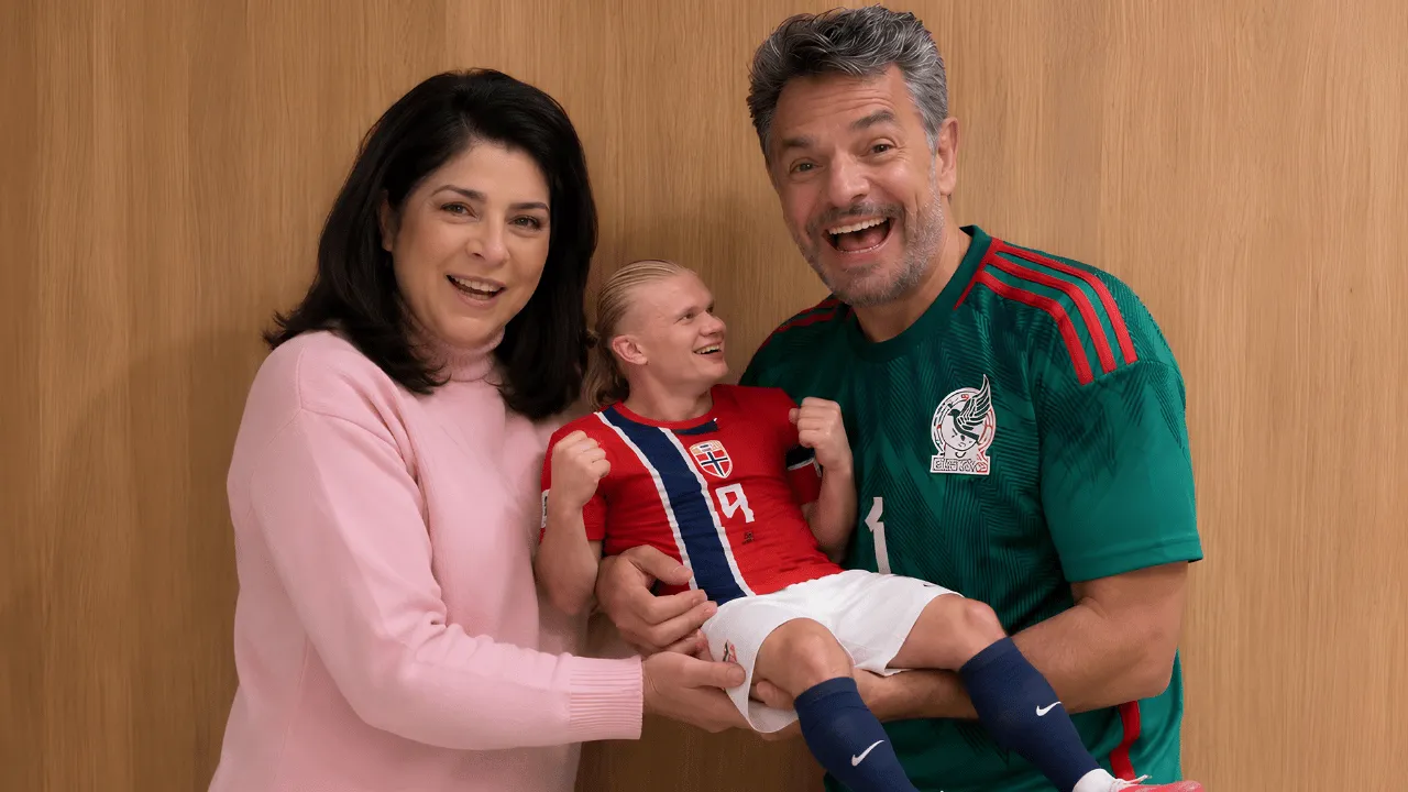 Derbez pidió una foto con Haaland y la IA le regresó memes con Victoria Ruffo. Eugenio Derbez pidió que lo pusieran junto a Haaland con IA: sus seguidores lo llenaron de memes