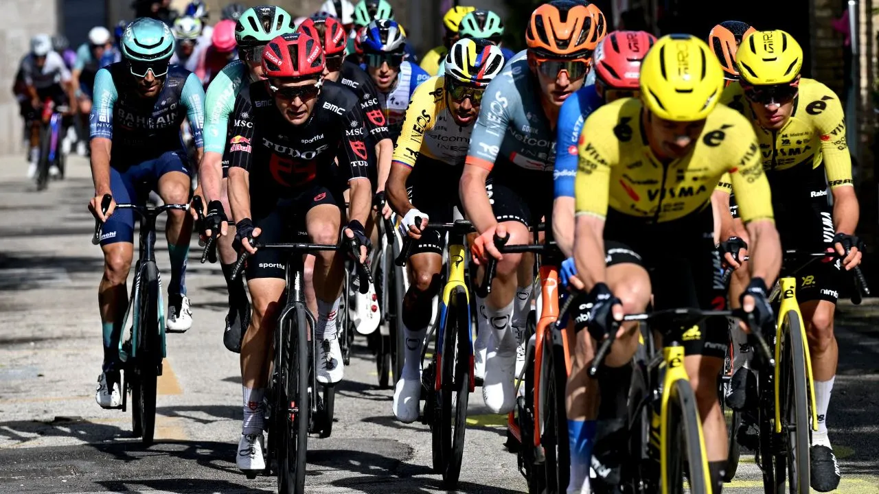 Egan Bernal Egan Bernal estrenó su nuevo rol en el Giro: protegió a su líder, pero perdió dos puestos