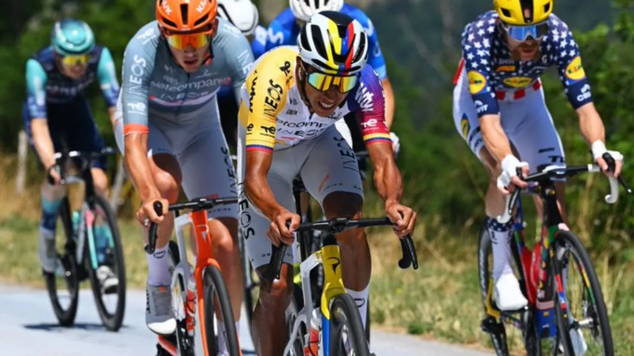 Egan Bernal Egan encabezó una de las fugas y recuperó tiempo en el Tour; Pogacar sigue de líder