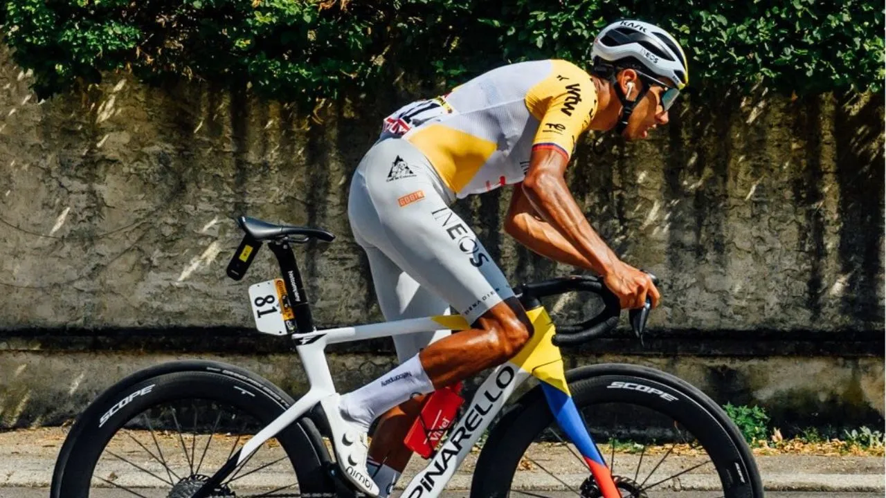 Egan Bernal Egan se metió en la fuga, pero pagó el desgaste; Carapaz ganó la etapa y Pogacar sigue de líder