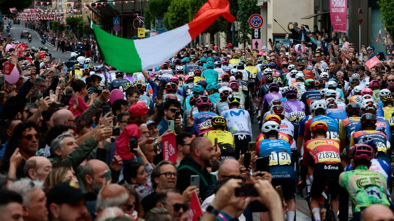 El Giro de Italia se ve envuelto en un escándalo que parece gracioso, pero no lo es. Giro de Italia rueda en medio del escándalo del 'pipí gate': ¿Habrá sanciones de la UCI?
