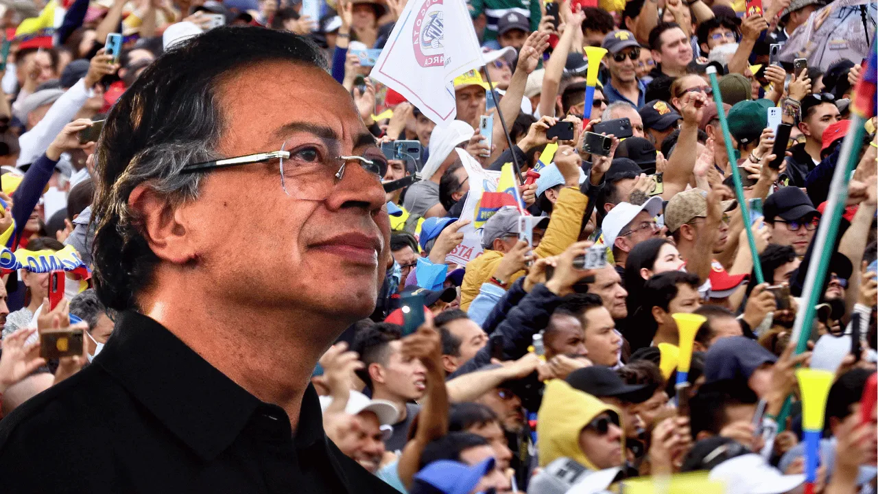 El grito de la multitud que no quería que Petro se fuera de la Presidencia. Una multitud le gritó a Petro que no se vaya en su último 20 de julio como presidente