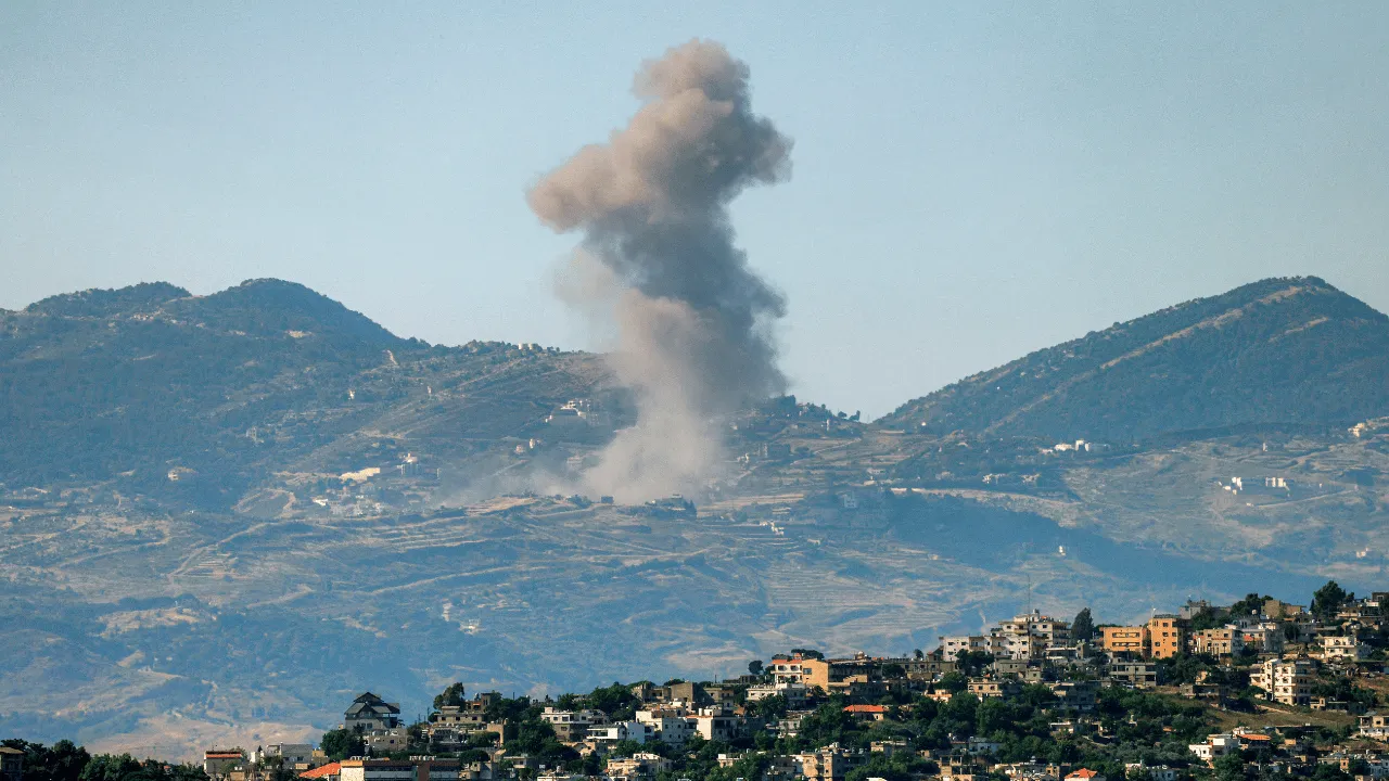 El humo se eleva tras el bombardeo israelí en el sur del Líbano. Ni un día duró la tregua entre Israel y Hezbolá: este es el balance del nuevo ataque en el Líbano