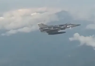 El inesperado saludo militar que dejó sin palabras a los pasajeros en un vuelo comercial. De película en el aire: el inesperado saludo militar que dejó sin palabras a pasajeros en Colombia