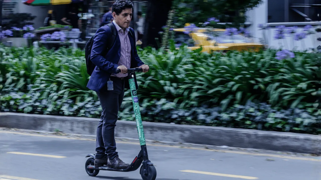 El MinTransporte definió las reglas para patinetas y scooters eléctricos en Colombia. Todo lo que debe saber sobre las normas de patinetas eléctricas y scooters: ¿Qué dice minTransporte?
