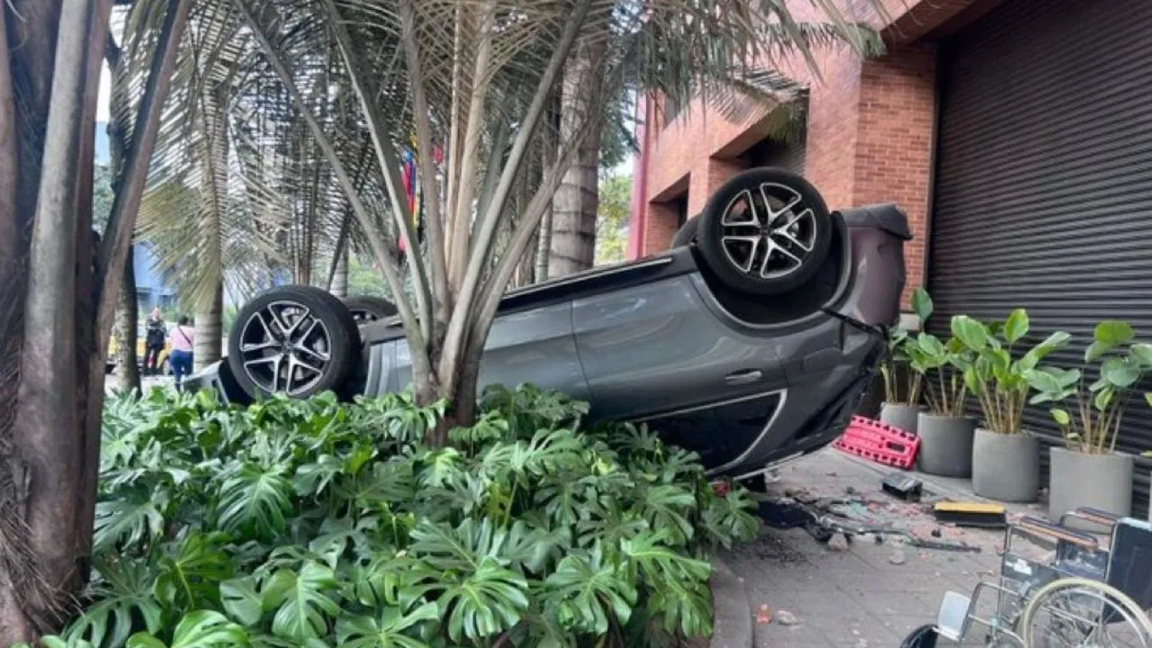 El Nogal Video | Un vehículo cayó desde el segundo piso del parqueadero del Club El Nogal