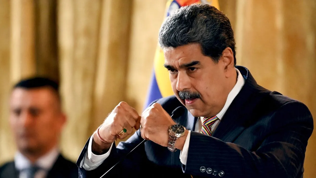 El presidente de Venezuela, Nicolás Maduro, gesticula mientras habla durante una reunión. Imagen principal