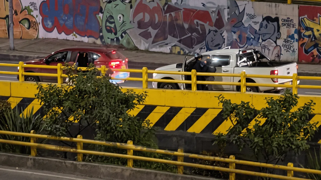 El robo ocurrió en la calle 26, a la altura del Concejo de Bogotá. Un carro rojo, relacionado con el robo de otra camioneta en Bogotá: esto se sabe
