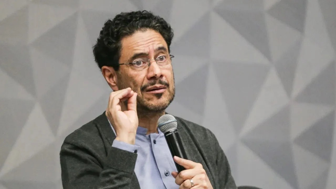 El senador Iván Cepeda fue a la plenaria del Senado. ¿Cepeda no participará en ningún debate? Lo criticaron por su inasistencia