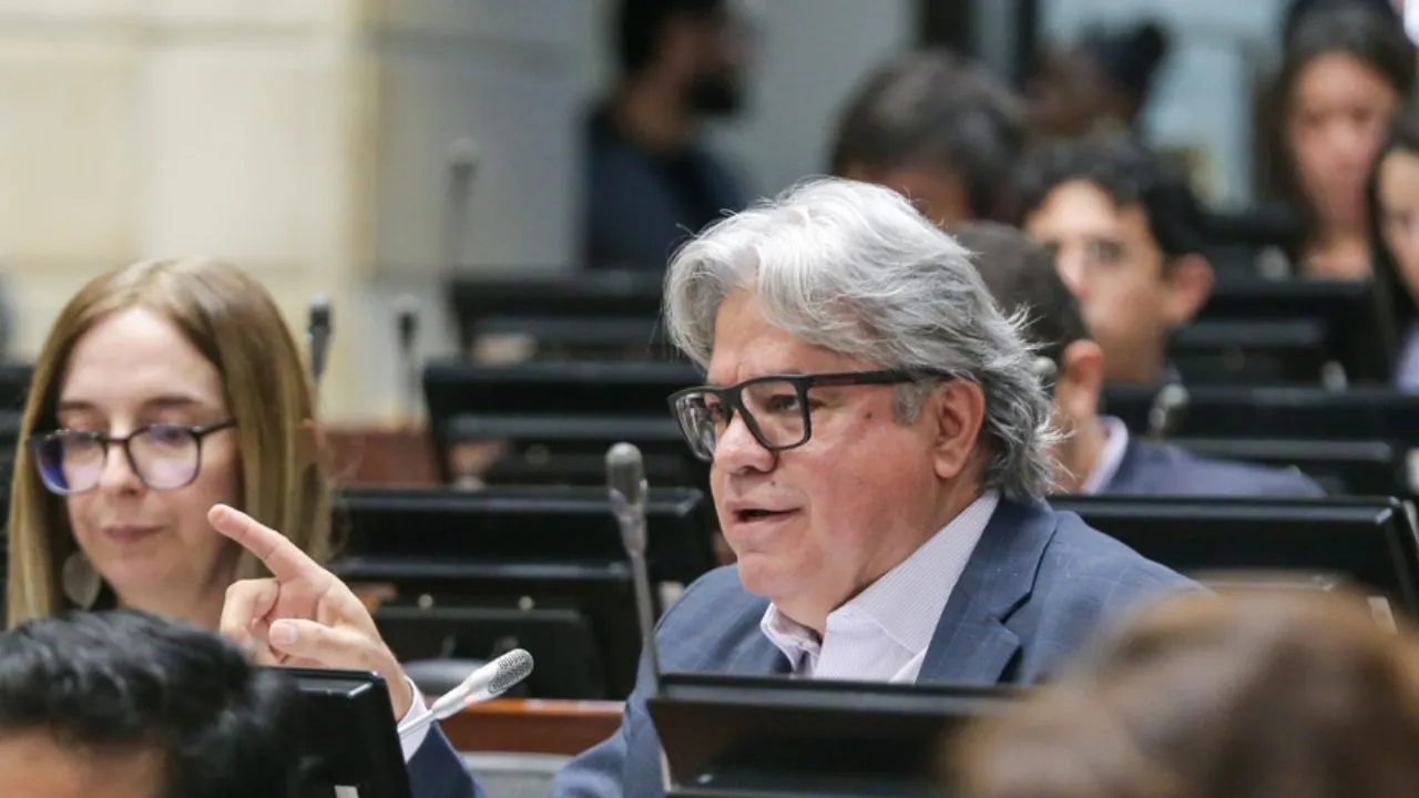 El senador Wilson Arias habría sido objeto de escuchas ilegales, según denunció ¿Micrófonos en bibliotecas? El senador Wilson Arias denunció posible espionaje