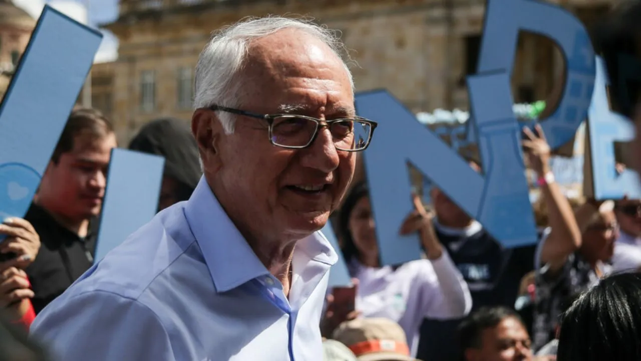 En medio de una visita oficial el ministro Jaramillo llamó a votar ¿Participación en política?: Hasta el perro y el gato deben salir a votar según minSalud