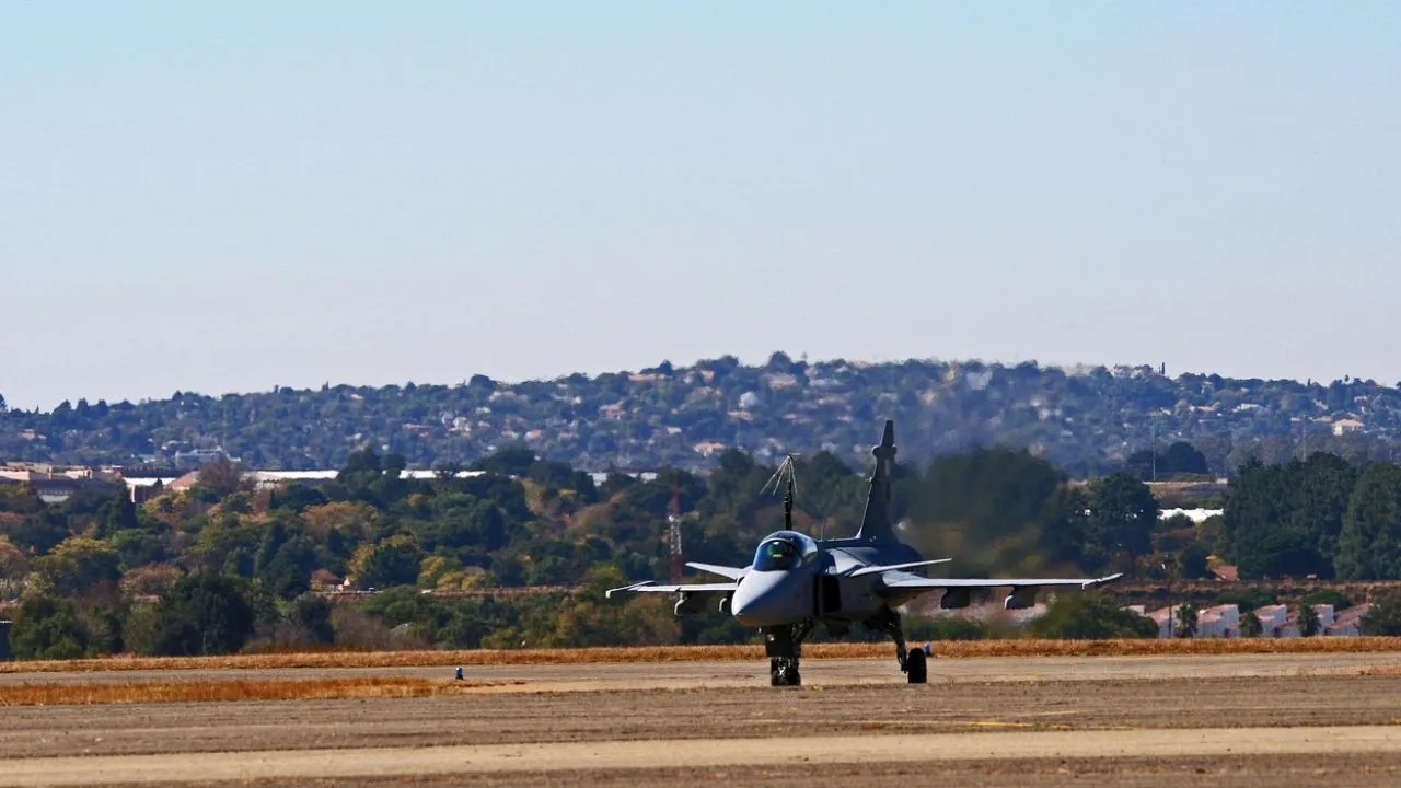Nuevo enfrentamiento entre la Presidencia y la Contraloría por los aviones Gripen Nuevo enfrentamiento entre la Presidencia y la Contraloría por los aviones Gripen