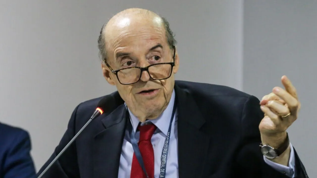 Escándalo de pasaportes lleva a Álvaro Leyva a los tribunales: no aceptó cargos