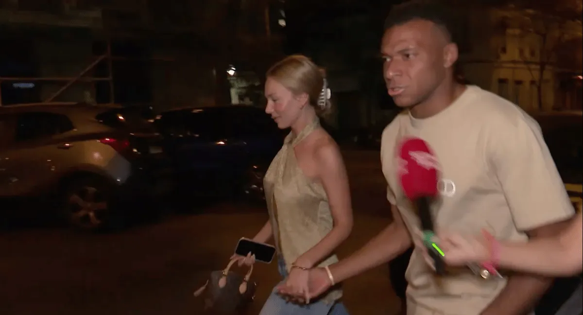 Ester Expósito y Kylian Mbappé de la mano por el centro de Madrid. Kylian Mbappé y Ester Expósito aparecen de la mano en Madrid tras meses de relación discreta