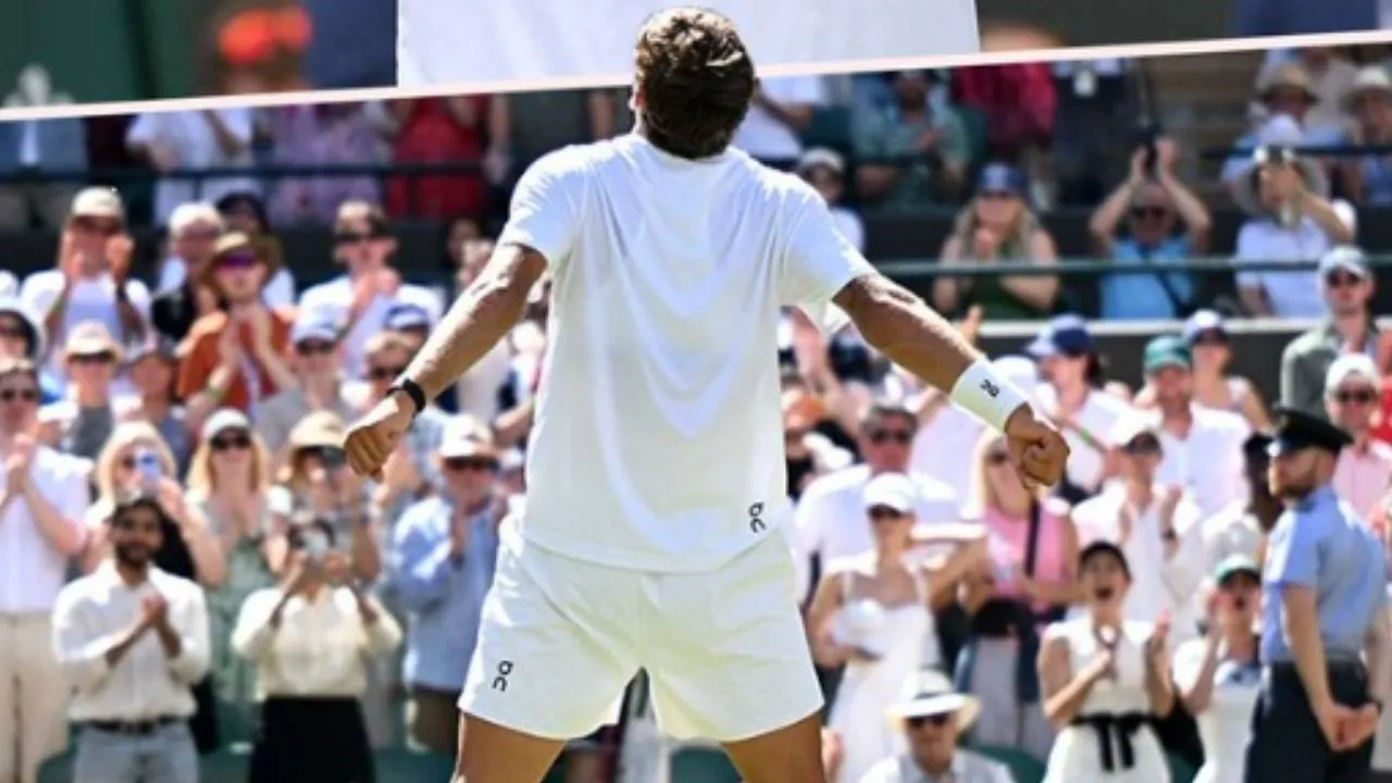 Flavio Cobolli, el tenista italiano que se creyó Cristiano Ronaldo en Wimbledon. Flavio Cobolli y la sensacional celebración en Wimbledon: emula a estrellas del Mundial 2026