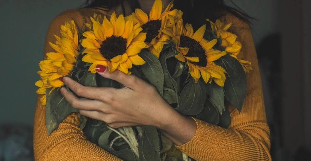 Flores amarillas, símbolo de nuevos comienzos cada 21 de marzo. Flores amarillas: ¿por qué se regalan cada 21 de marzo y qué significa esta tradición?