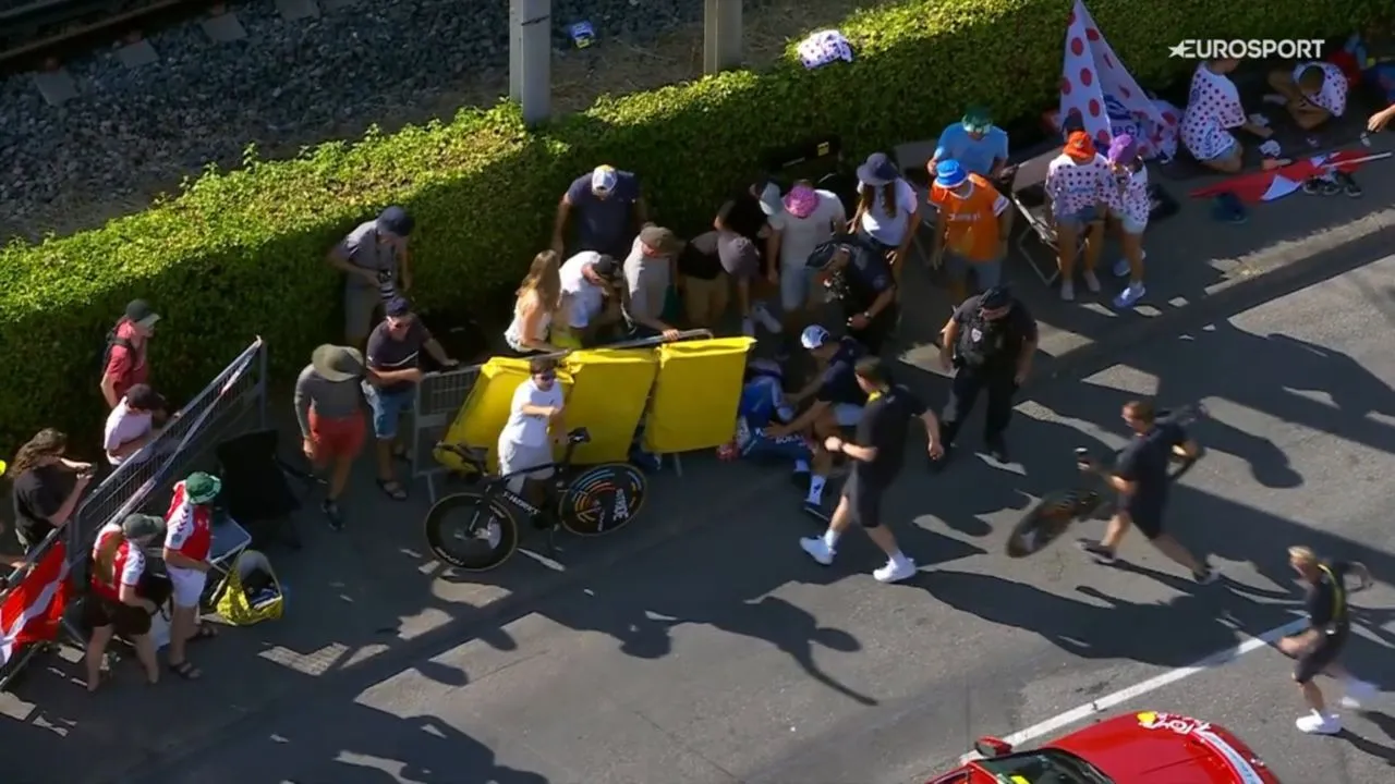 Florian Lipowitz Video | Brutal accidente en el descenso de la crono: Florian Lipowitz se despidió del Tour