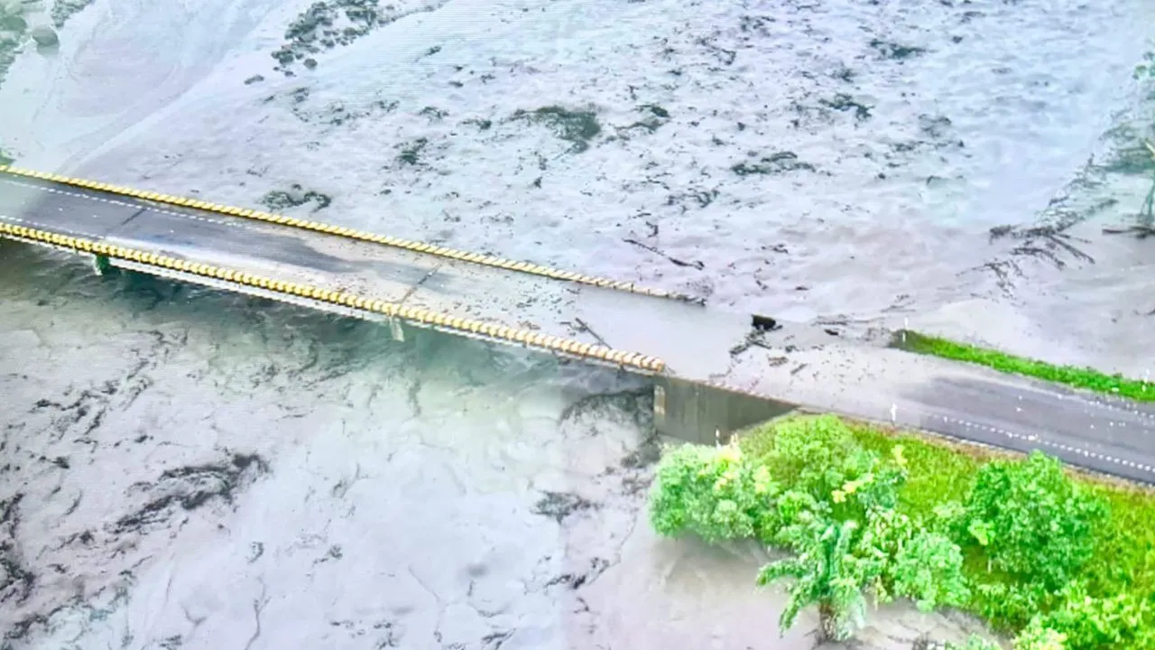 Fuertes lluvias e inundaciones en Arauca Arauca está incomunicado tras graves inundaciones por lluvias: vías y puentes colapsaron