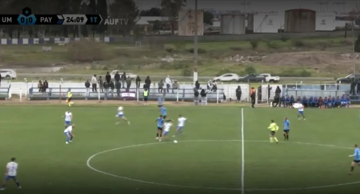 Fútbol de Uruguay Video | Rechazó un balón, cayó en la autopista y se formó un choque múltiple