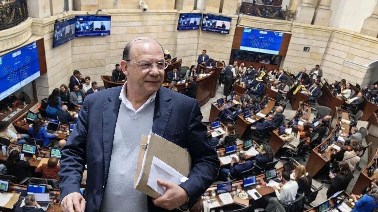 Germán Ávila, ministro de Hacienda; de fondo la plenaria del Senado de la República. Imagen principal