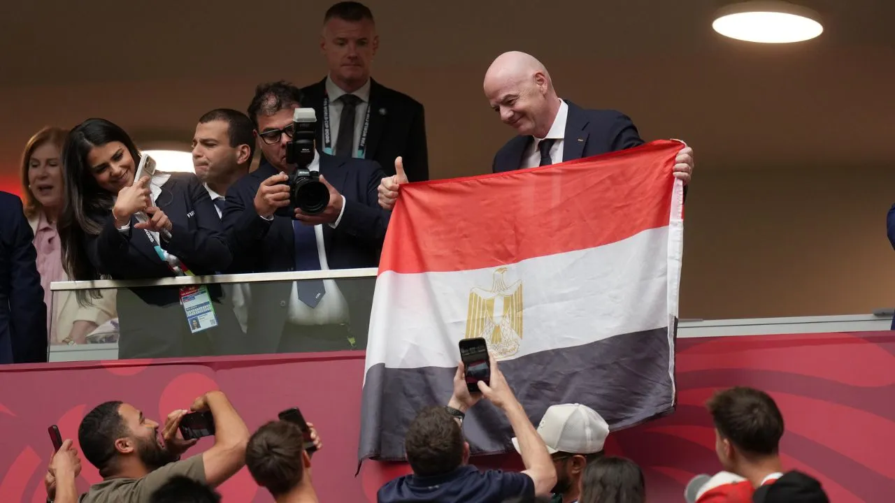 Gianni Infantino bandera de Egipto La foto de Gianni Infantino en pleno partido Suiza vs. Colombia que enfureció a hinchas de Egipto