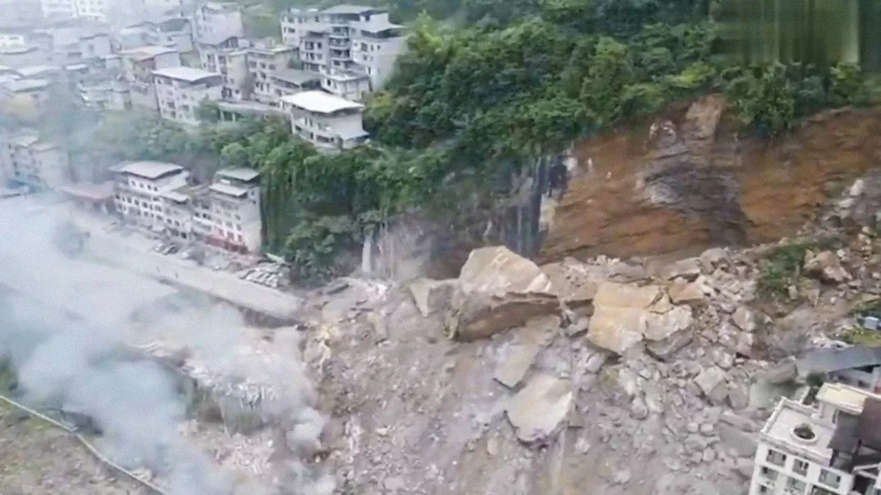 Grave deslizamiento de tierra en China deja ocho muertos Videos | Grave deslizamiento de tierra en China deja ocho muertos y decenas de desaparecidos