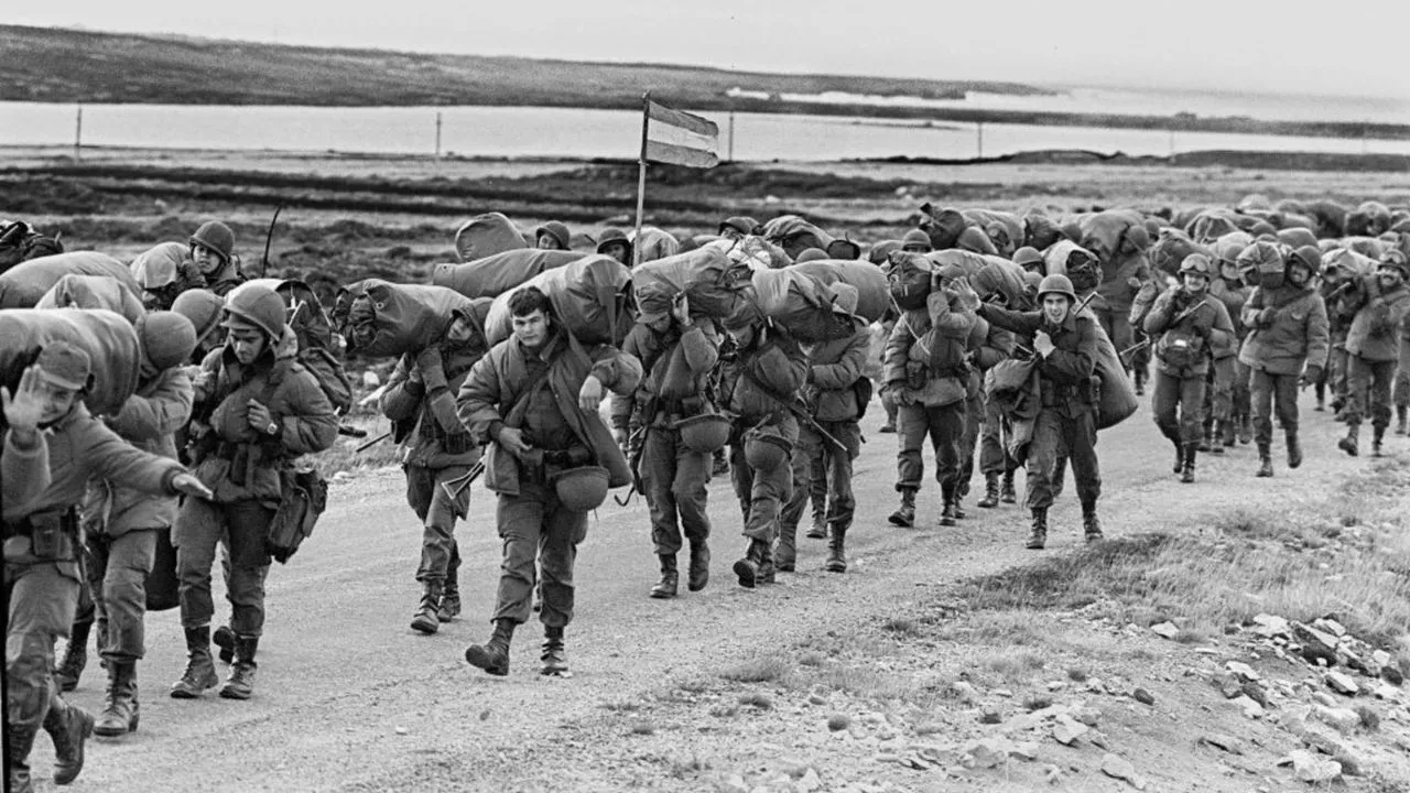 Guerra por las Malvinas Más que un partido, un duelo político: ¿por qué Argentina e Inglaterra lucharon por las Malvinas?
