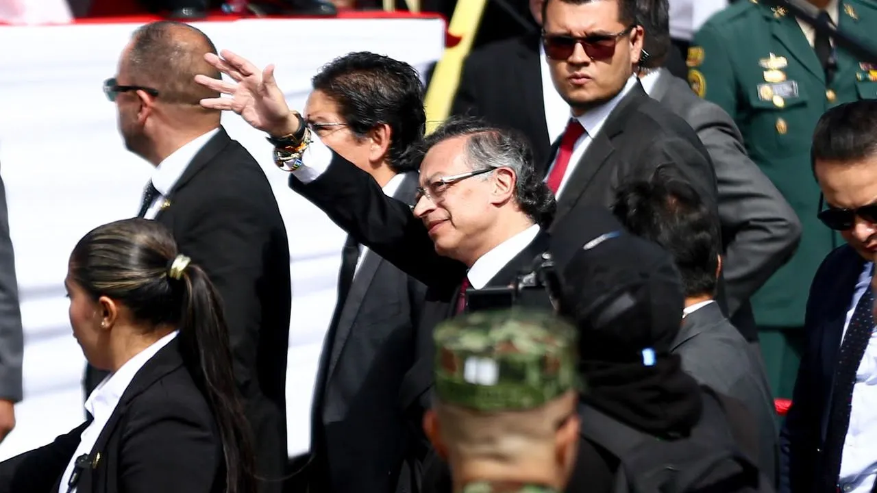 Gustavo Petro ¿Por qué la cúpula militar se retiró antes del discurso de Gustavo Petro?