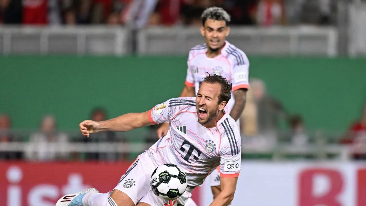 Harry Kane cae en el área y gana penal que no anotó en Copa de Alemania este 27 de agosto. Imagen principal