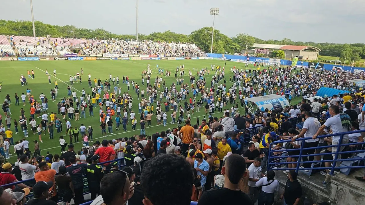Hinchas Atlético Nacional Video | Sillas volando e invasión de campo: los barrabravas se tomaron el Jaguares vs. Nacional