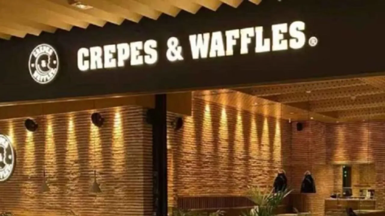Imagen de referencia de un restaurante de Crepes & Waffles. Exempleada de Crepes & Waffles denunció que fue despedida tras expresar apoyo a Iván Cepeda