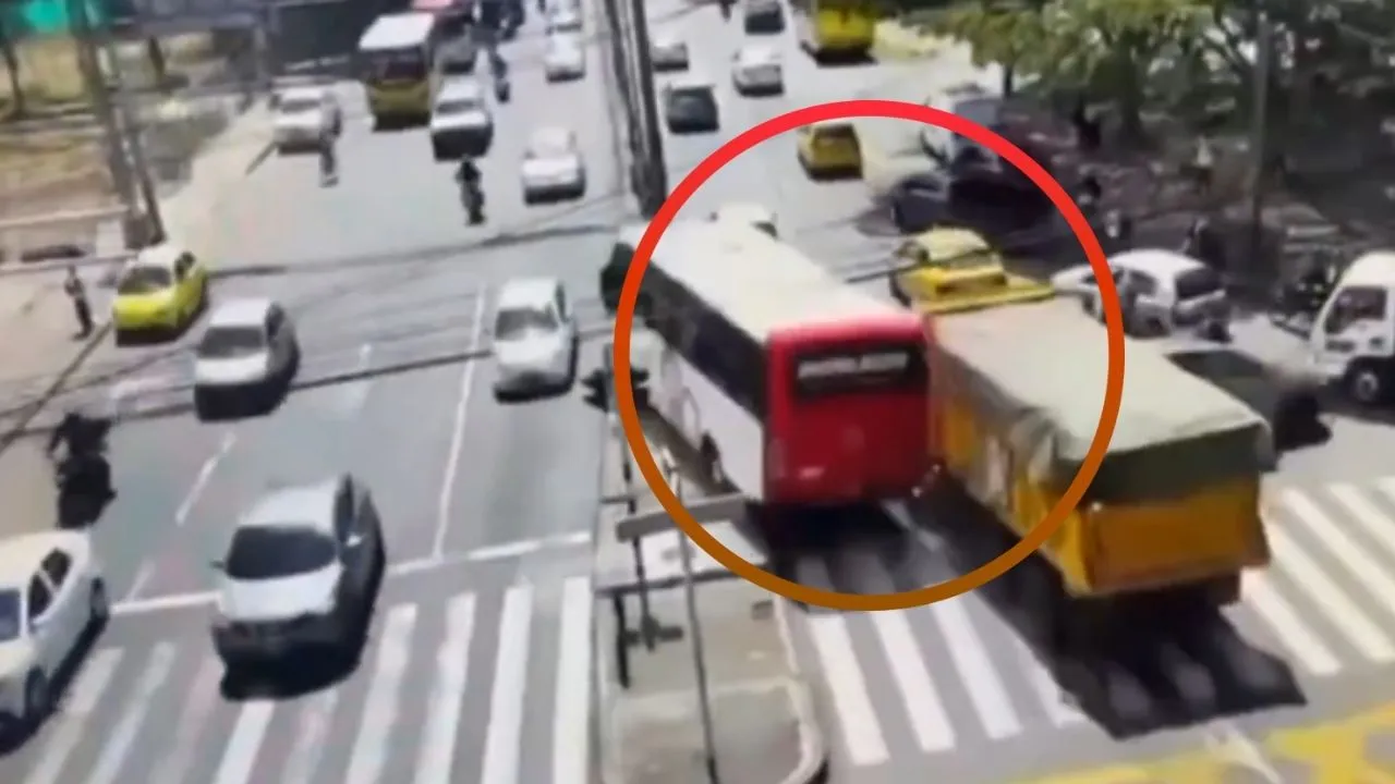 Impactante video muestra cómo volqueta en Medellín arrolló a doce vehículos 