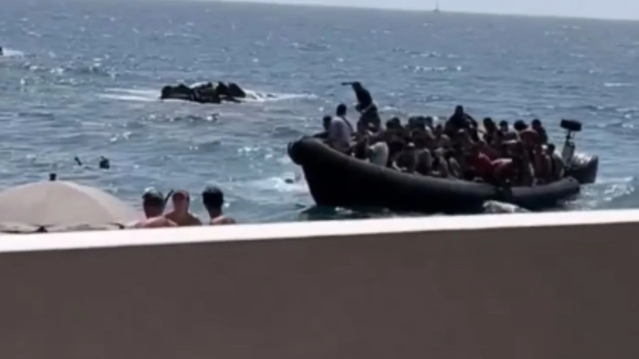 Pánico en playas de Cartagena por llegada ilegal de inmigrantes: turistas despavoridos. Pánico en las playas de Cartagena por llegada ilegal de inmigrantes: turistas salen despavoridos