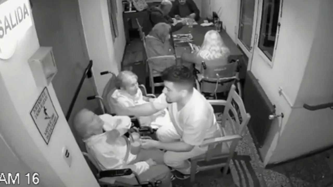 Investigan a enfermero por presunto maltrato a dos adultas mayores. Video | Indignación en Argentina por enfermero acusado de maltratar a dos adultas mayores