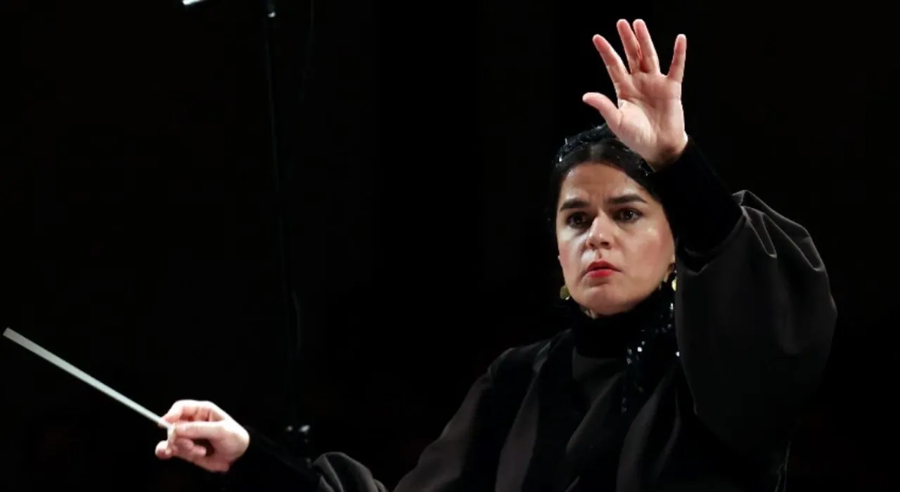 Paniz Faryusefi rompe barreras: primera mujer en dirigir una orquesta sinfónica en Irán Paniz Faryusefi rompe barreras: primera mujer en dirigir una orquesta sinfónica en Irán