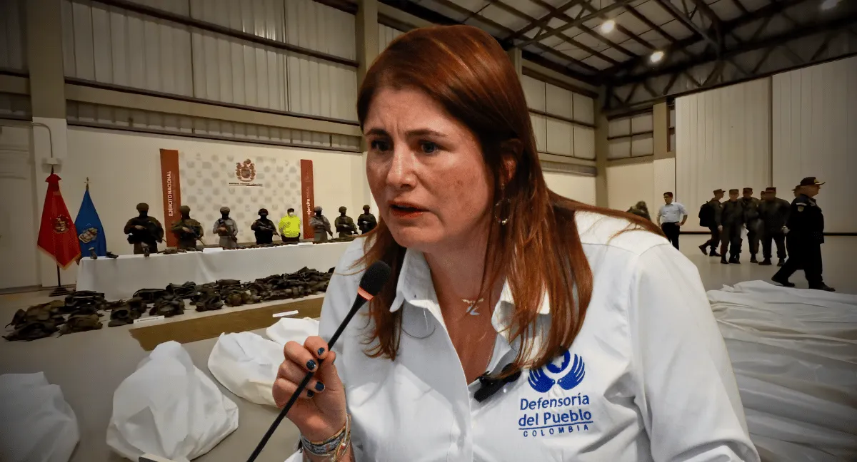 Iris Marín Ortiz, defensora del Pueblo, y los 23 muertos de la Operación Azarías. Iris Marín Ortiz cuestionó a De La Espriella por caminar entre los 23 cuerpos de Azarías, Guaviare