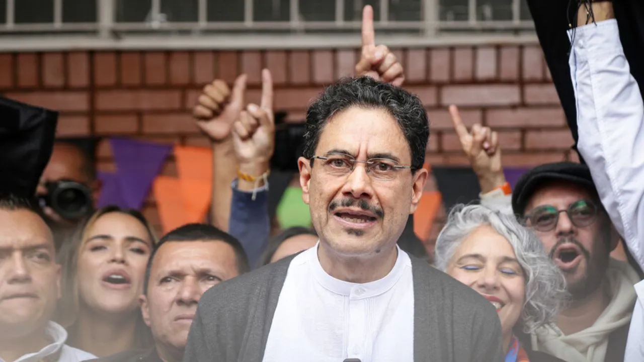 Iván Cepeda se pronunció tras los resultados de la primera vuelta Iván Cepeda se va contra Abelardo de la Espriella: "Es un estafador de estafadores"