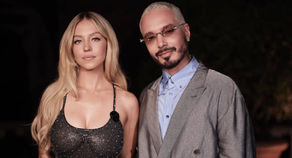 J Balvin y Sydney Sweeney en la cena de Armani Beauty en Venecia, Italia. J Balvin y Sydney Sweeney posaron juntos en la cena de Armani Beauty en Venecia, Italia
