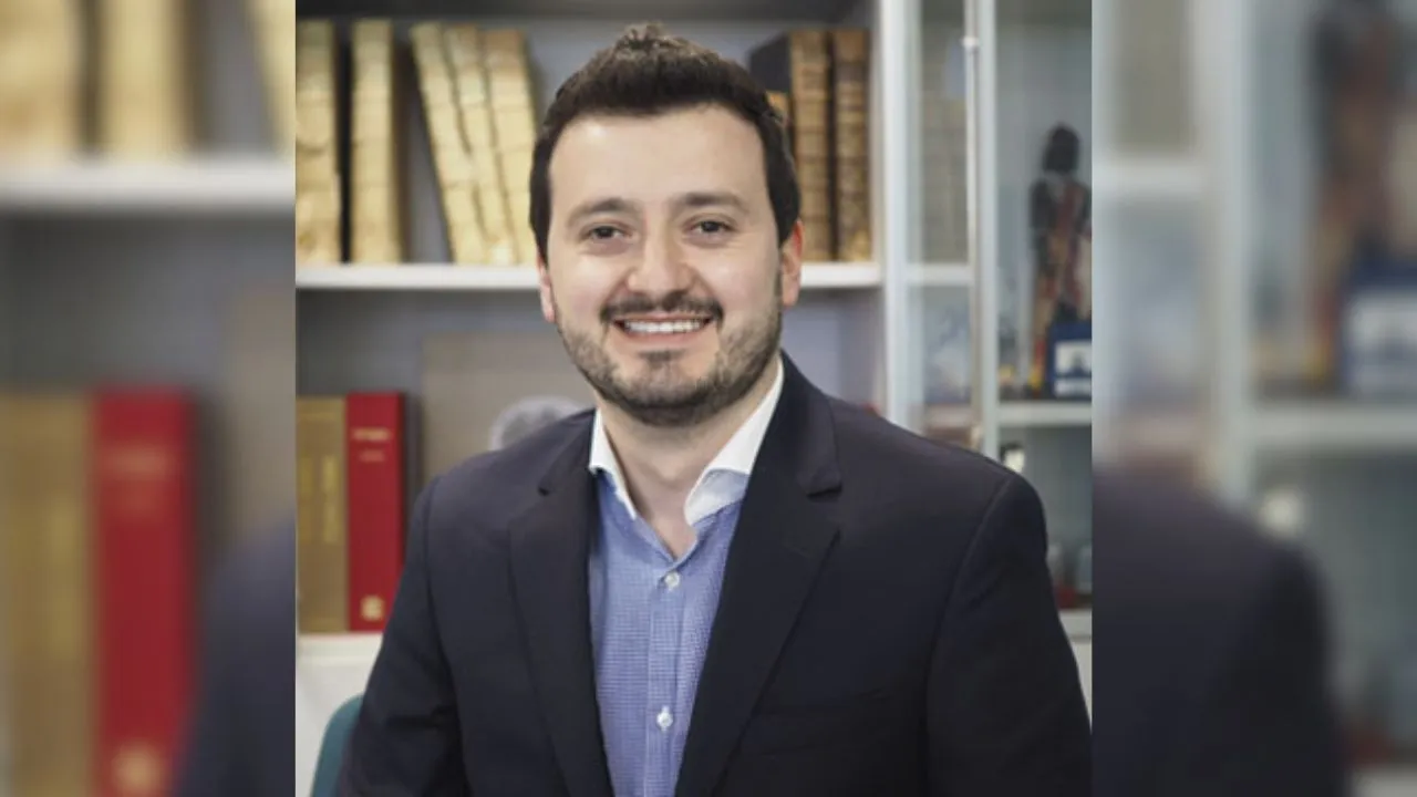 Javier Andrés Baquero asumirá temporalmente el Ministerio de Defensa. Él es Javier Andrés Baquero, quien asumirá MinDefensa durante la ausencia de Pedro Sánchez