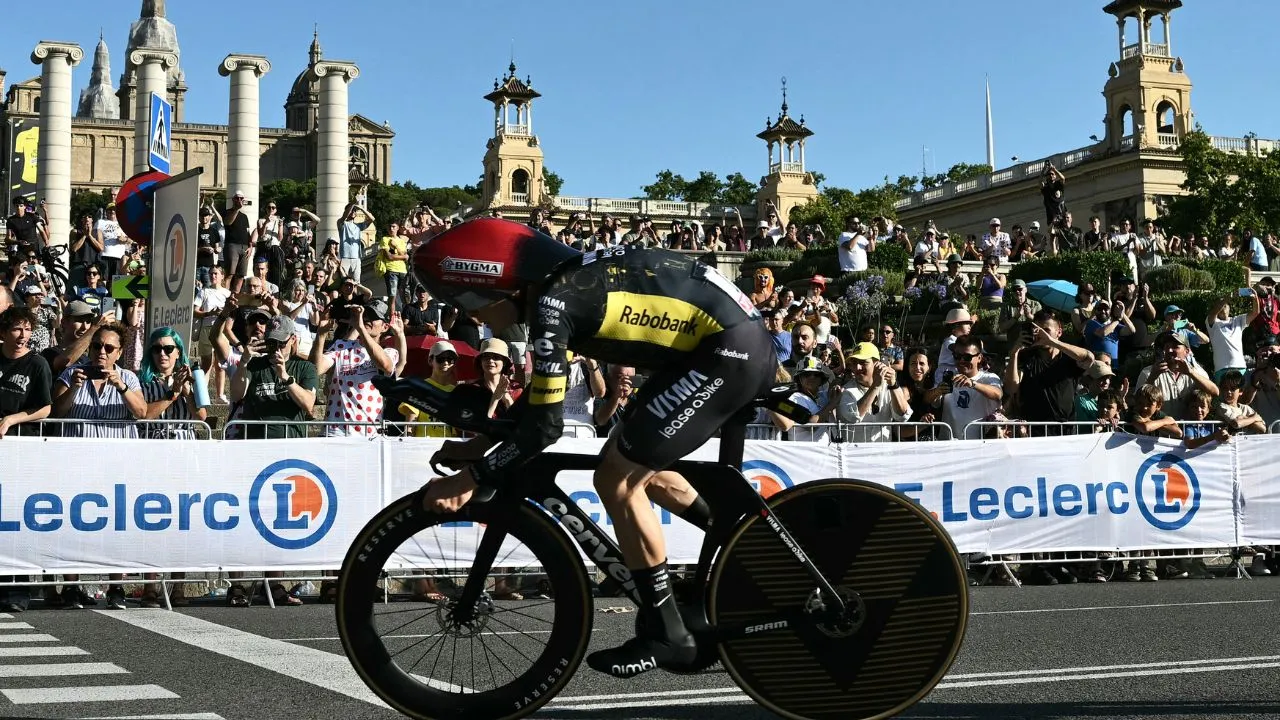 Jonas Vingegaard Vingegaard, de ganar el Giro de Italia, a ser el primer líder del Tour; Egan y su equipo, segundos