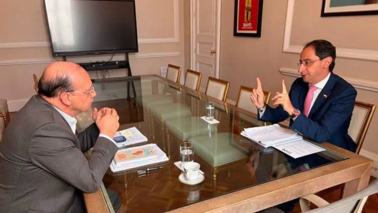 José Manuel Restrepo y el ministro de Hacienda en el empalme gubernamental. Empalme con equipo de De La Espriella destapó alertas por millonarios contratos y nombramientos